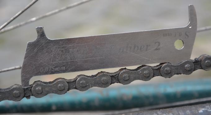 Fahrrad-Check - die Kettenverschleißlehre liegt nicht auf - die Spannung der Kette ist gut. Foto Cynthia Matuszewski