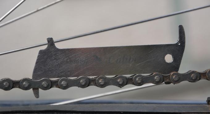 Fahrrad-Check - Kettenverschleißlehre liegt auf - die Spannung der Kette muss nachjustiert werden. Foto Cynthia Matuszewski