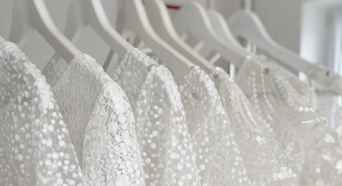 Oberteile von Mia Brautmoden. Foto: Stefanie Asemann