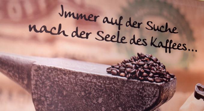 "Immer auf der Suche nach der Seele des Kaffees" ist das Motto der Kaffeerösterei Bohnenschmiede in Wehringen bei Augsburg. Foto: Annika Müller