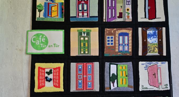 Wandschmuck aus Patchwork, gefertigt von der Handarbeitsgruppe des Augsburger Café Tür an Tür. Foto Cynthia Matuszewski
