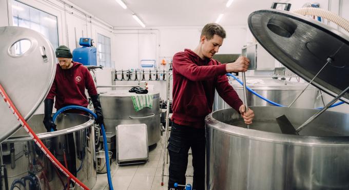 Die Brauer Christopher Detke und Jerome Geyer-Klingeberg in ihrer Augsburger Bio-Brauerei Rotes Pony. Foto: Rotes Pony