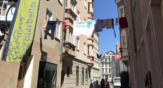 'Hängengelassen - die Altkleiderwelle' heißt diese Kunstinstallation, die anlässlich der KANU WM 2022 in der Augsburger Altstadt installiert wurde. Foto: Carolin Loser