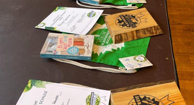 Holzplaketten und Urkunden Plastikfreie Schule / Plastikfreie Kita