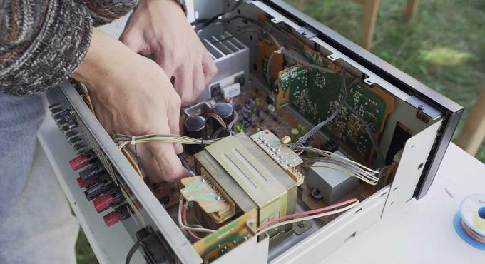 Ein offener Computer wird im Repair Café wieder instandbesetzt