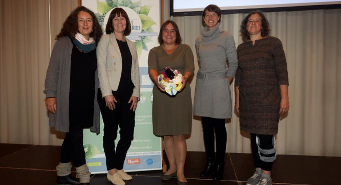 Zertifikatsverleihung Plastikfreie Schule Augsburgs Bürgermeisterin Martina Wild und die Betreiberinnen von regionalen Unverpackt-Läden