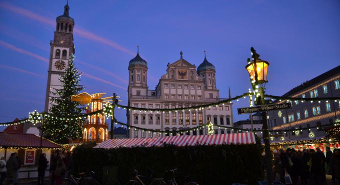 Augsburger Weihnachtsmarkt mit Rathaus und Perlachturm. Foto: Cynthia Matuszewski