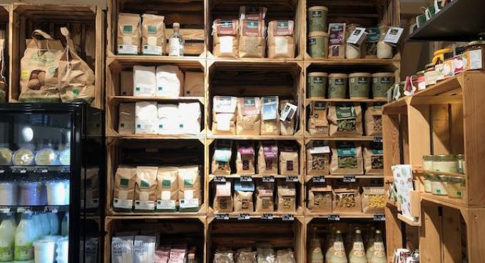 Regale voller Lebensmittel aus der Region auf dem Pop-up-Stand des Herzstücks auf dem Stadtmarkt.