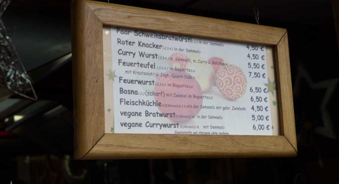 Preistafel für Würste mit veganer Wurst auf dem Augsburger Christkindlesmarkt