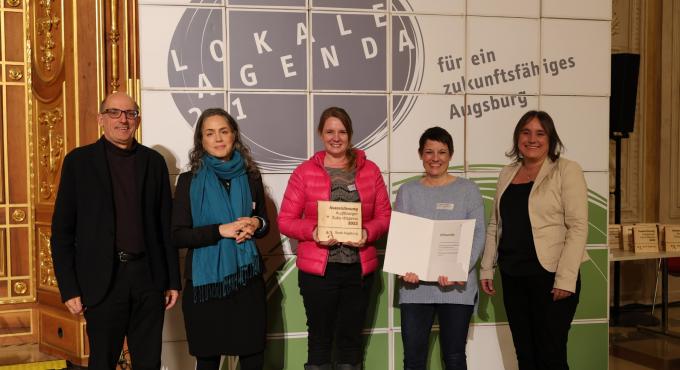 Vertreterinnen der Werner von Siemens Mittelschule nehmen den Zukunftspreis der Stadt Augsburg 2022 entgegen.