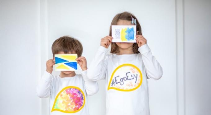 Kinder zeigen stolz ihre EgoEsy-Shirts