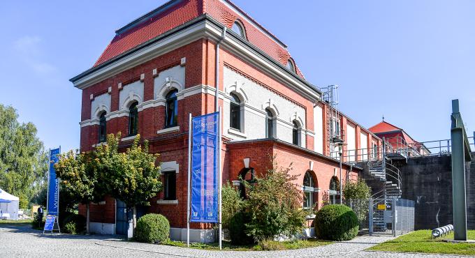 Das Lechmuseum Bayern im historischen Wasserkraftwerk in Langweid am Lech gehört zum UNESCO Welterbe in Augsburg. Foto: Thorsten Franzisi