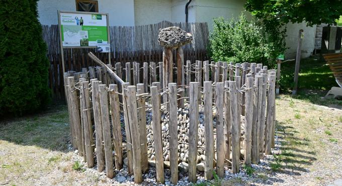 In der Ortmitte von Bonstetten beginnt der LandArt-Kunstpfad. Foto: Cynthia Matuszewski