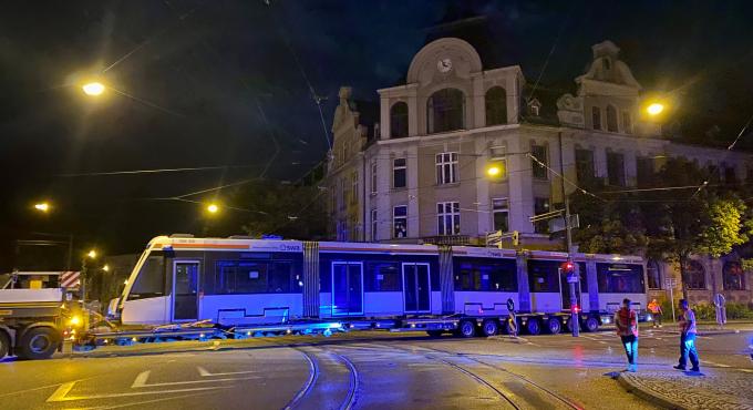 Von Valencia über Brügge hat die erste der elf neuen Straßenbahnen der swa Anfang August Augsburg per Schwerlasttransport erreicht. Foto: swa /Thomas Hosemann