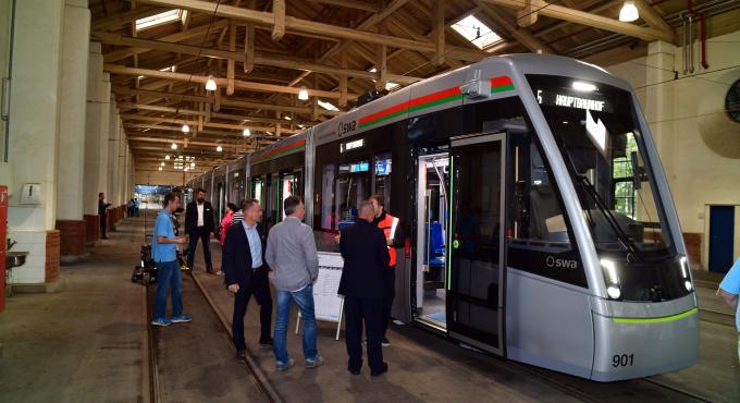 Ab voraussichtlich Mitte Oktober 2023 ist die neue „Tramlink“ der swa für Testfahrten in der Stadt unterwegs. Foto: swa /Thomas Hosemann