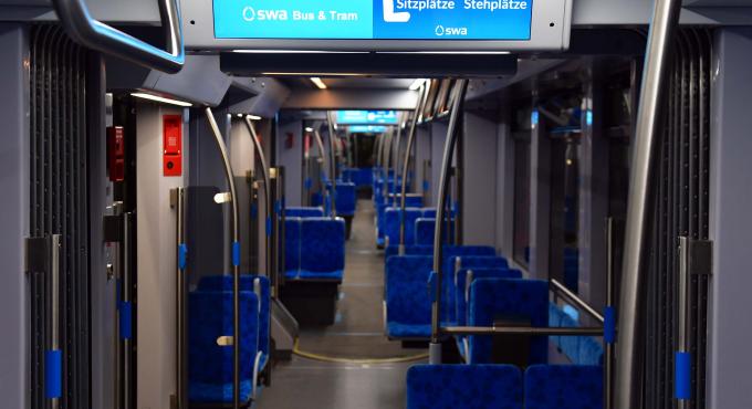 Die erste der 15 neuen Straßenbahnen der swa hat Anfang August 2023 Augsburg per Schwerlasttransport erreicht. Sie bietet mit einer Länge von rund 40 Metern etwa 230 Fahrgästen Platz. Foto: swa /Thomas Hosemann