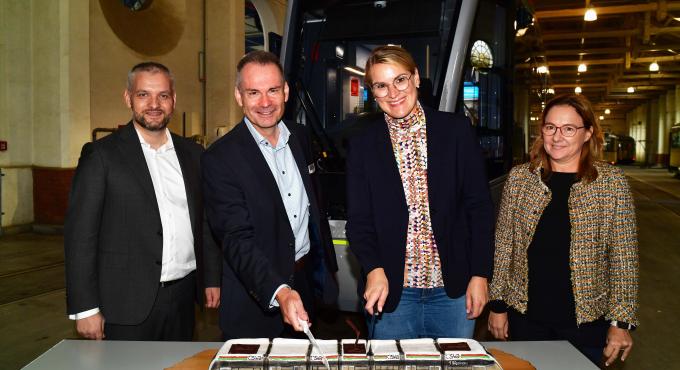 Für die Torte ist die neue Straßenbahn von 42 Metern auf 80 Zentimeter geschrumpft. swa Geschäftsführer Dr. Michael Hofmann, Oberbürgermeisterin Eva Weber, swa Bereichsleiter Fahrzeuge Klaus Röder und Business-Development-Managerin Mar Rivas von der Firma Stadler (v. l.) schneiden die Straßenbahntorte bei der Präsentation der neuen „Tramlink“ an. Foto: swa /Thomas Hosemann
