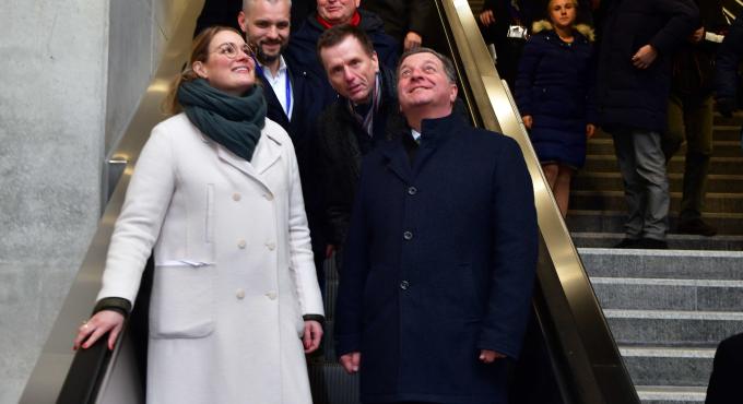 Die Oberbürgermeisterin und andere Politiker freuen sich über die Eröffnung des barrierefreien Hauptbahnhofs  Augsburgs.