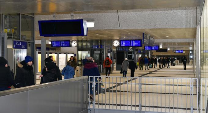 Eine neue Zwischenebene verbindet beim Hauptbahnhof Augsburg die Empfangshalle barrierefrei mit Aufzügen und Rolltreppen.