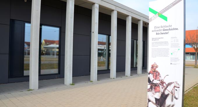 Der Infopavillon 955 in Königsbrunn bei Augsburg informiert über die Schlacht auf dem Lechfeld im Jahr 955. Foto: Anke Maresch