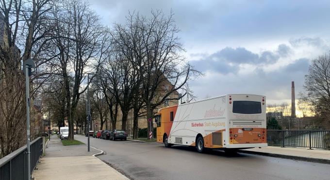 In der Otto-Lindenmeyer-Straße 67 unweit des Glaspalastes hält der Bücherbus jetzt auch im Textilviertel. Lisa Floto / Stadt Augsburg