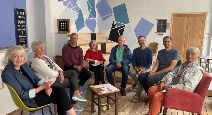 Nachbar*innen des Mälzerhofs bei ihrem Treffen im Café Eder im House of New Realities.