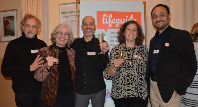 Dr. Norbert Stamm (links), Leiter des Büros für Nachhaltigkeit der Stadt Augsburg und der Lifeguide-Vereinsvorstand (v.l.) Cynthia Matuszewski, Torsten Merz, Sylvia Schaab und Manfred Agnethler. Fotografiert im Sensemble Theater Augsburg während des Lifeguide Netzwerktreffens.