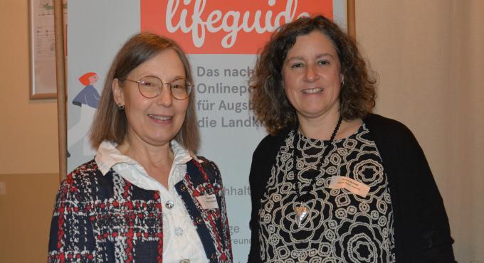 Claudia Gai (Büro für Nachhaltigkeit der Stadt Augsburg) und Sylvia Schaab (Lifeguide Augsburg) beim Netzwerktreffen des Lifeguide Augsburg. Foto: Annika Müller