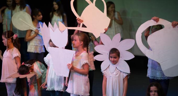 Kinder in Kostümen bei Theaterstück von MEHR MUSIK!