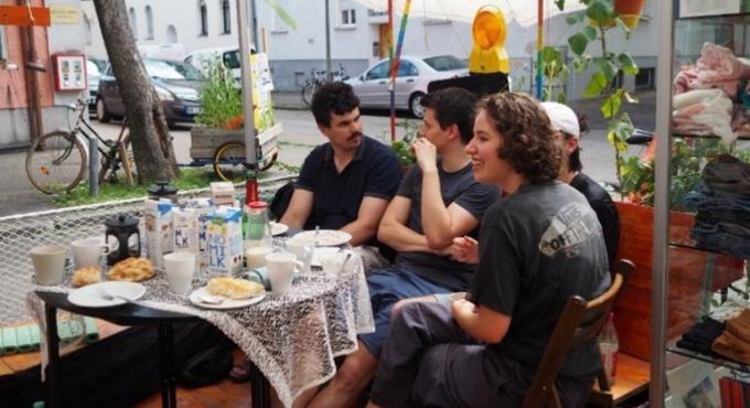 Personen sitzen in der Oase in der Lindenstraße Augsburg.