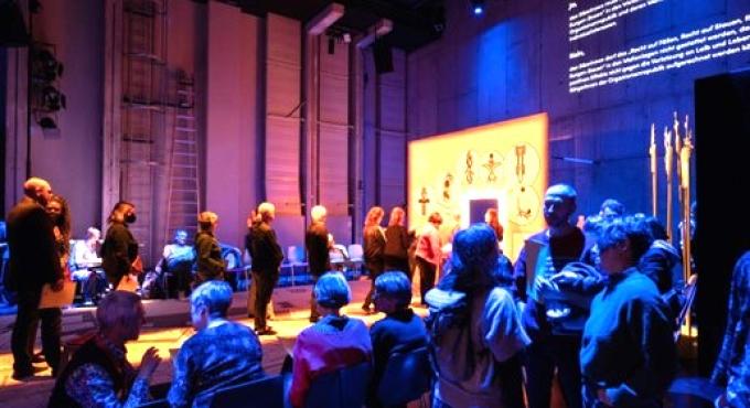 Abstimmung der Schöffen über den Antrag des Bibers bei dem Brechtfest 2024