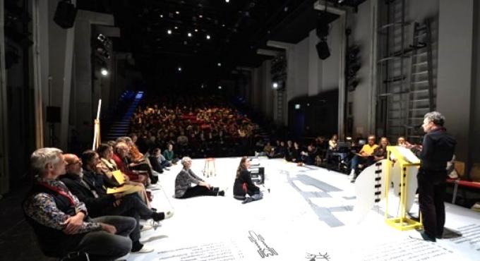 Debatte der Mitglieder über den Antrag des Bibers im Rahmen des Brechtfestivals 2024