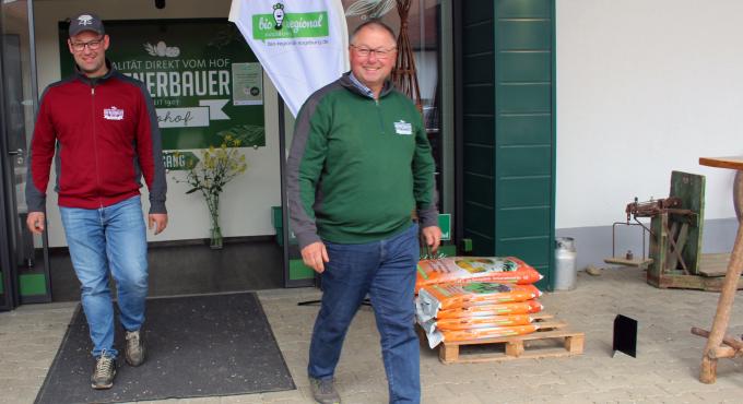 Sebastian und Franz Rottner vom Hofladen Hafnerhof in Gablingen vor ihrem Laden.