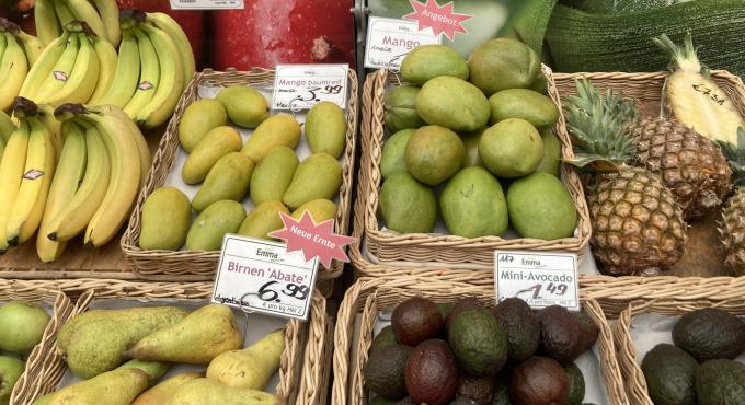 Bio-Obst und Gemüse auf dem Stadtmarkt bei der Bio Emma