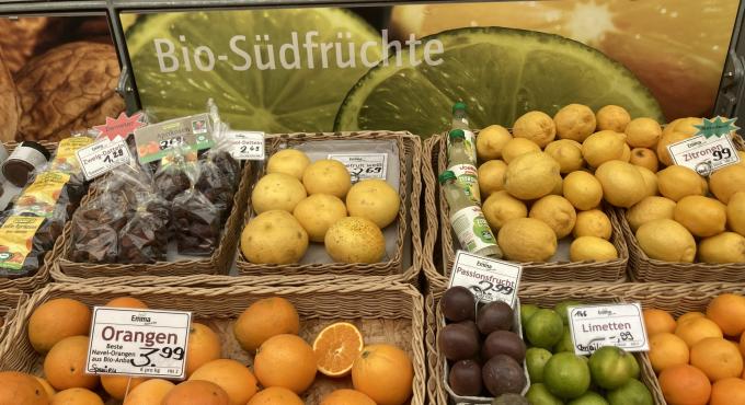 Bio-Südfrüchte auf dem Stadtmarkt bei der Bio Emma