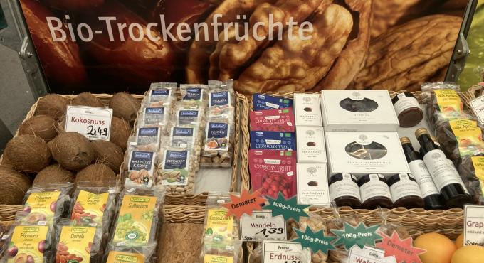 Bio-Trockenfrüchte auf dem Stadtmarkt bei der Bio Emma