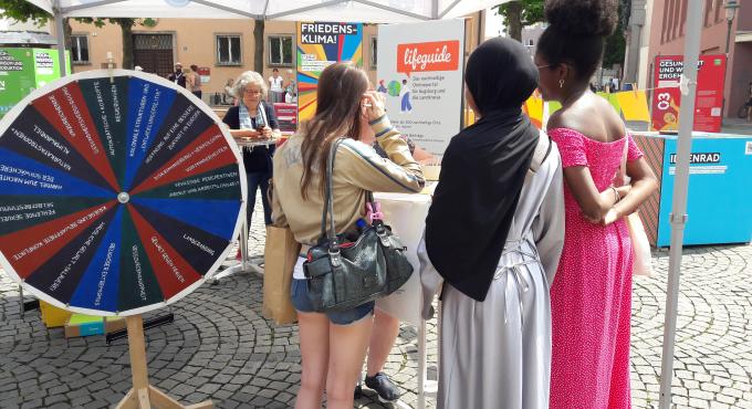 Besucherinnen am Infostand des Augsburger Forums Flucht und Asyl