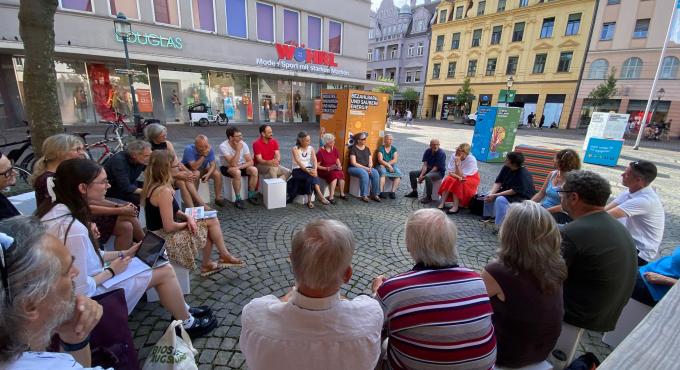 Treffen des Augsburger Agendateams auf dem Moritzplatz mit Oberbürgermeisterin Eva Weber und Nachhaltigkeitsreferent Reiner Erben.