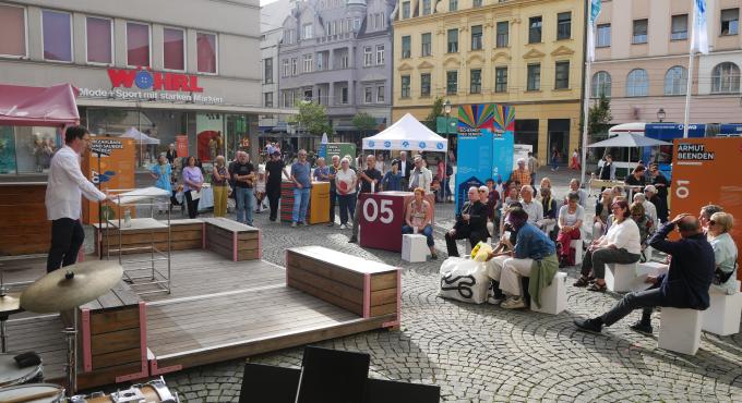 Tobias Bevc von Pax Christi spricht zur Ausstellungseröffnung Friedensklima.