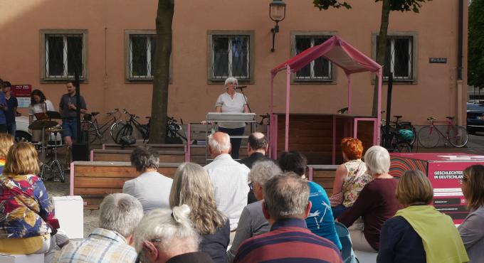 Elisabeth Schedler, Vorständin von pax christi Augsburg, spricht auf der Ausstellung Friedensklima.