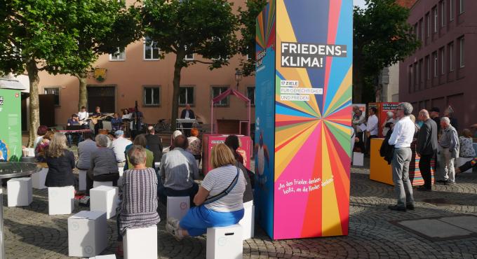 Ausstellung Friedensklima auf dem Augsburger Moritzplatz