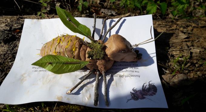 Eine gebastelte Hornisse aus allem, was man in der Natur findet. Foto: LBV Augsburg