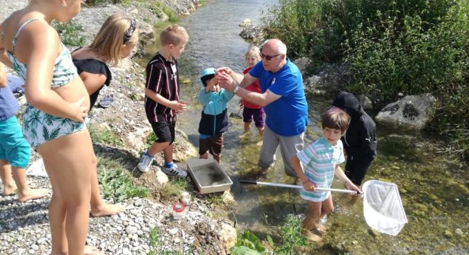 Spannend, was es alles im und am Wasser zu entdecken gibt. Foto: LBV Augsburg