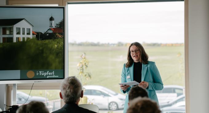 Christine Bergmair bei einem Vortrag im i-Tüpferl Gesundhaus