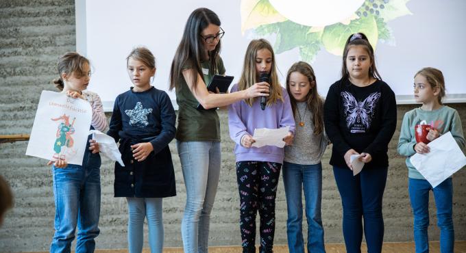 Kinder der Grundschlule Langerringen erzählen, welche plastikfreien Projekte sie gemacht haben.
