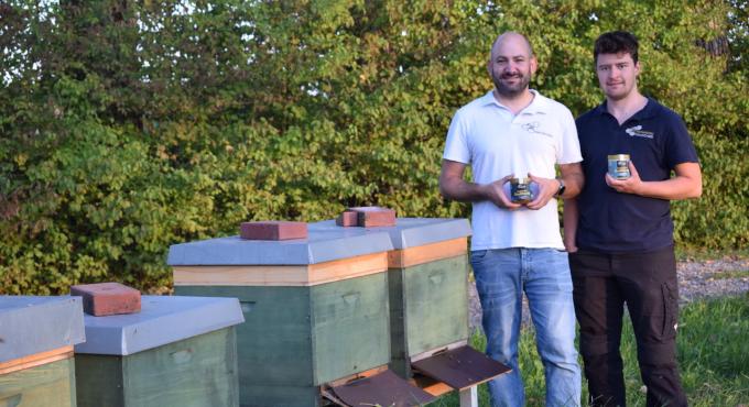Peter und Jonathan bei den Bienenvölkern