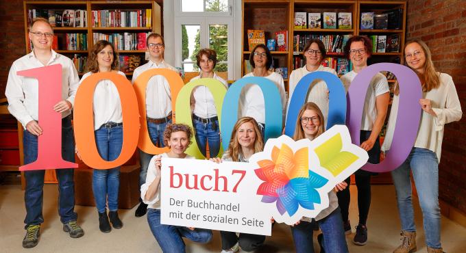 Das Team des Onlinebuchhändlers buch7 freut sich über 1 Mio. Euro Spendensumme.