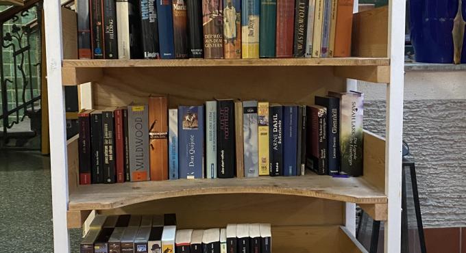 Öffentliches Bücherregal im Alten Stadtbad Augsburg