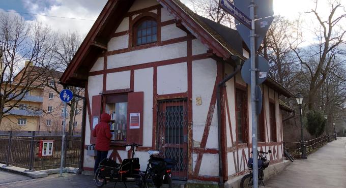 Öffentliches Bücherfenster im alten Zollhaus am Jacobertor.