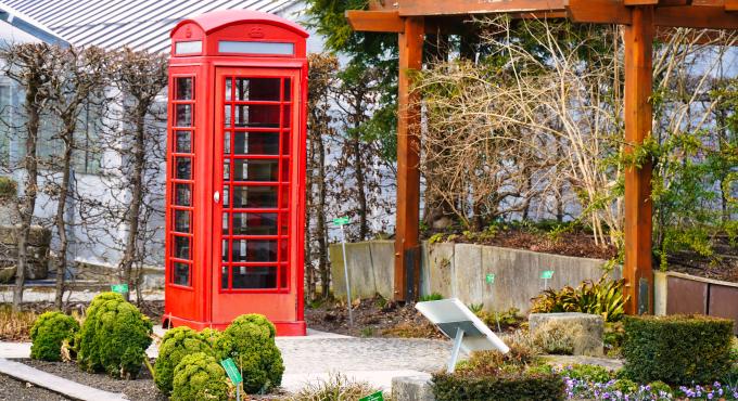 Öffentlicher Bucherschrank im Botanischen Garten Augsburg.